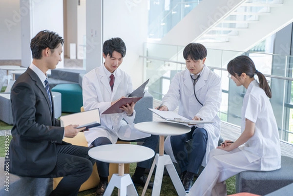 Obraz 病院でミーティングする医師と看護師とビジネスマン