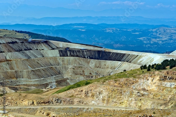 Fototapeta View from the American Eagles Overlook near Victor, Colorado, U.S.A., of the active Cripple Creek mining district open cast gold mine.
