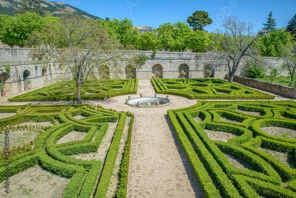 Obraz Green hedges around a fountain.