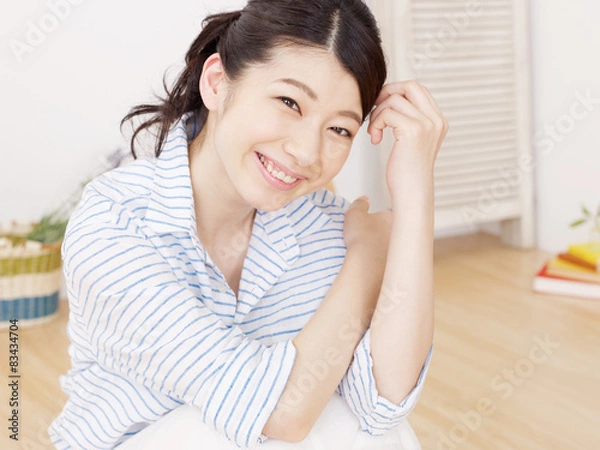 Fototapeta 部屋で笑顔の女性