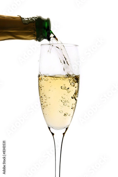 Fototapeta Szampan wlewa się do kieliszka (na białym tle)