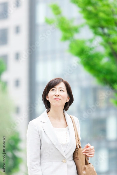 Fototapeta オフィス街を歩くキャリアウーマン