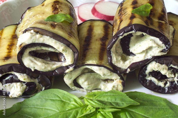 Obraz Вкусные рулетики из баклажан, фаршированные сыром Фета