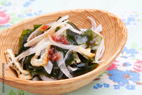 Obraz ワカメと晒し玉ねぎのサラダ