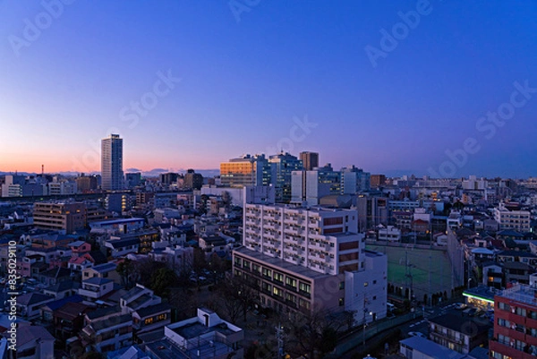 Obraz 夜の始まりの街