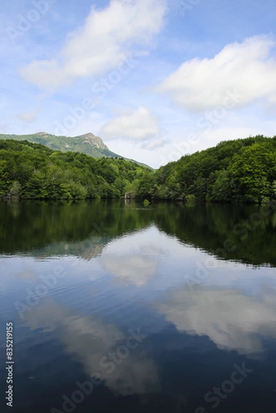 Obraz Un lago precioso entre montañas con reflejo en el agua de las nubes