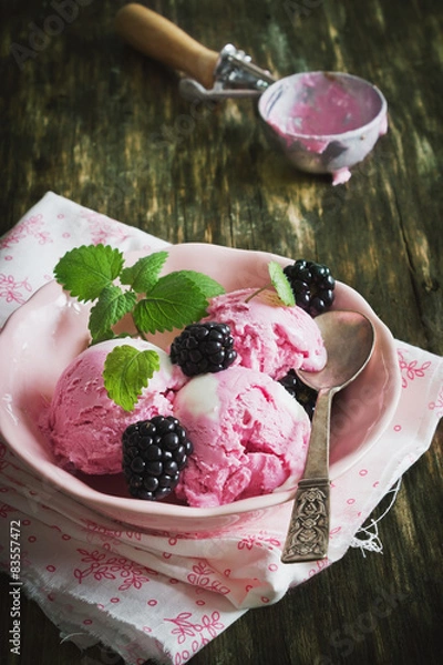 Obraz ice cream and blackberries