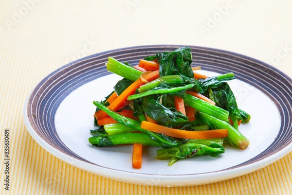 Obraz ほうれん草とニンジンのバター醤油炒め