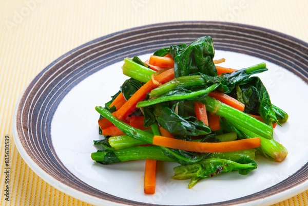 Obraz ほうれん草とニンジンのバター醤油炒め