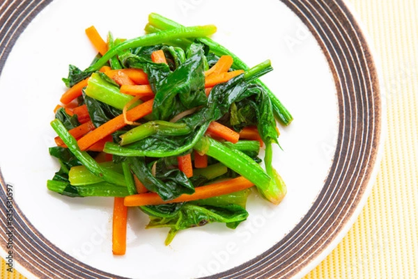 Fototapeta ほうれん草とニンジンのバター醤油炒め