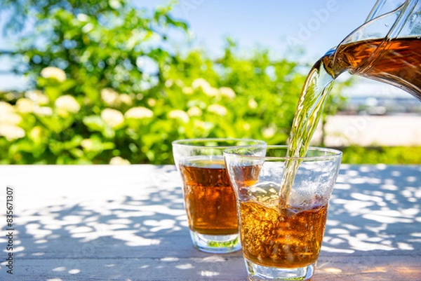 Fototapeta 麦茶、日本の夏の飲み物、庭の木陰で撮影
