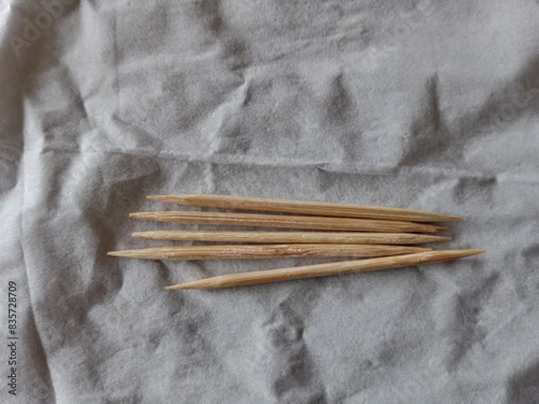 Fototapeta 5 toothpicks made of wood which are shaped in such a way that they are small

