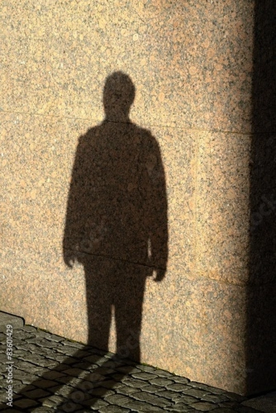Fototapeta Cień osoby na kamiennej ścianie w czasie zachodu słońca