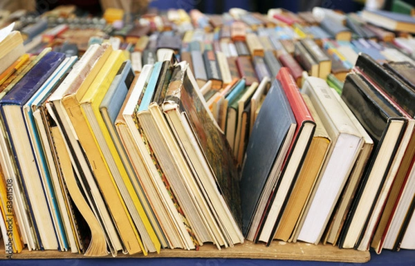 Fototapeta książki na półkach sklepowych