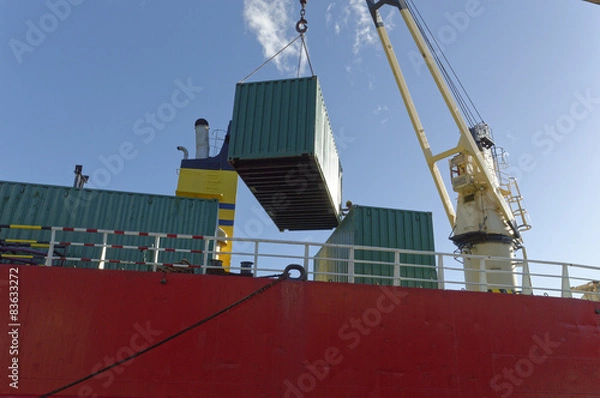 Obraz Chargement d'un container sur un cargo