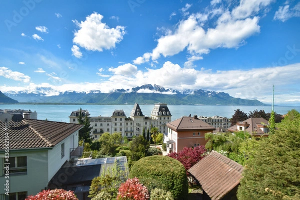 Obraz ゴールデンパスラインの車窓から眺めるレマン湖とモントルーの街並み