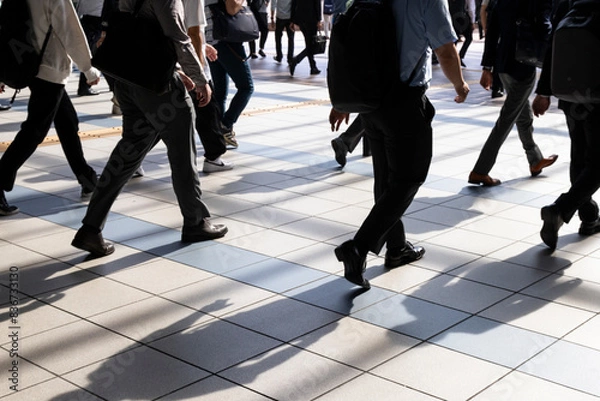 Fototapeta 東京の朝の通勤するビジネスマンたちの足元の後ろ姿