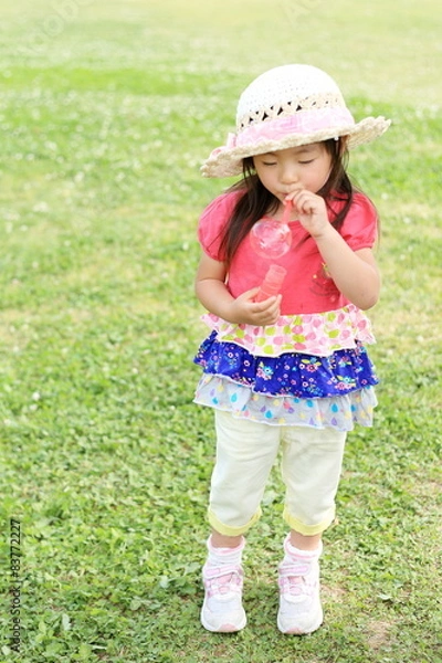 Obraz しゃぼん玉で遊ぶ女の子