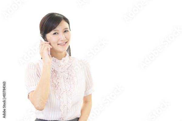 Fototapeta スマートフォンで会話中の女性