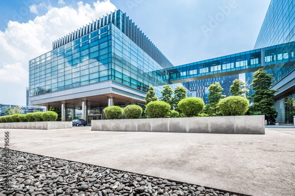 Obraz Pusta podłoga w pobliżu nowoczesnego budynku