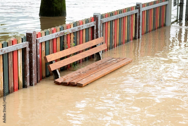 Fototapeta Überflutung von Spielplatz nach Starkregen und extremer Wetterlage.