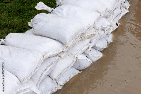Obraz Überflutung von Spielplatz nach Starkregen und extremer Wetterlage.
