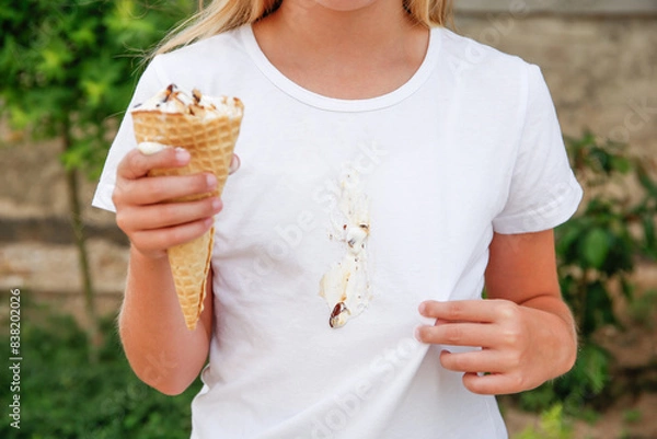 Obraz The child stained his clothes with ice cream.