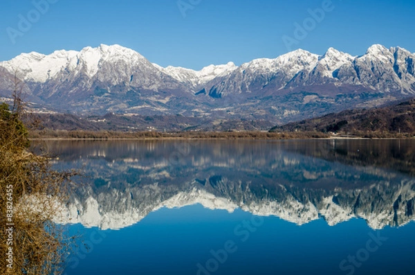 Fototapeta Beautiful view of a lake with mountains reflected in the water