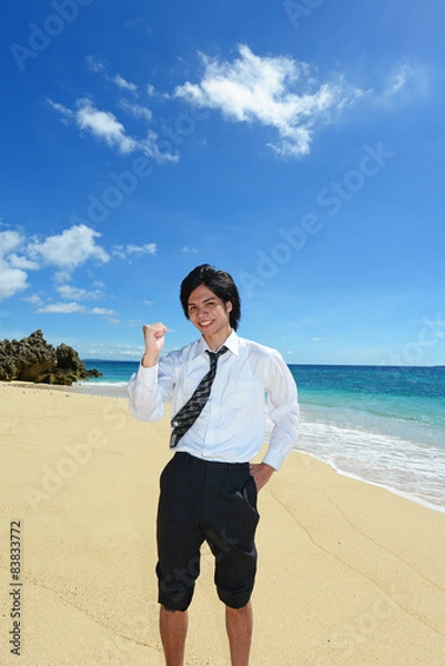 Obraz 沖縄の美しいビーチで寛ぐ男性 