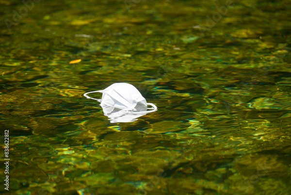 Obraz 川を流れる白いマスク