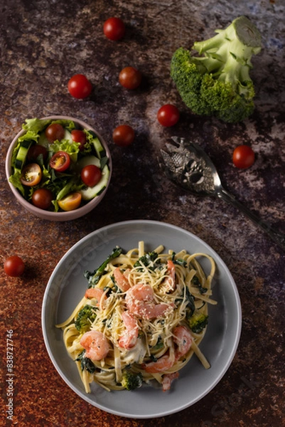 Obraz spaghetti with shrimp and fresh vegetables