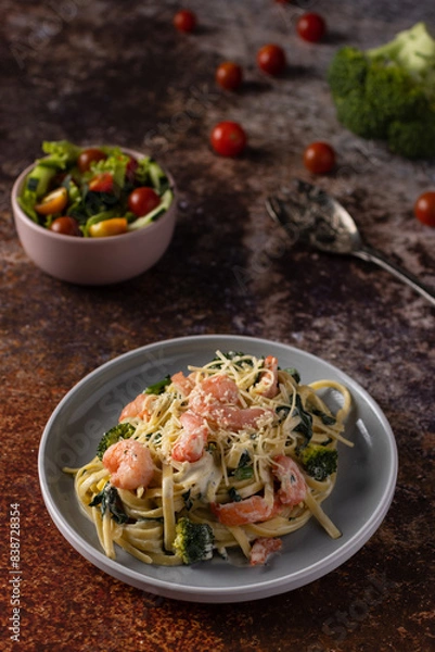 Obraz spaghetti with shrimp and fresh vegetables