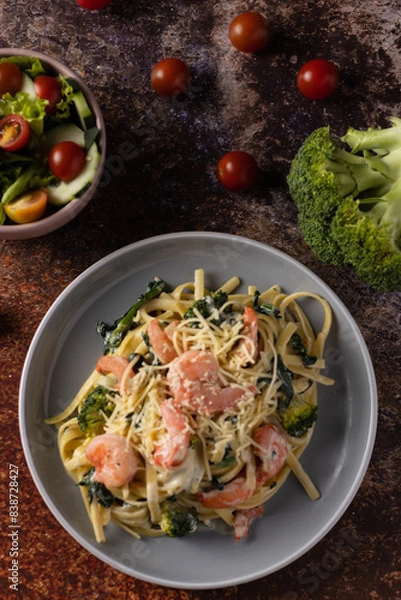 Obraz spaghetti with shrimp and fresh vegetables