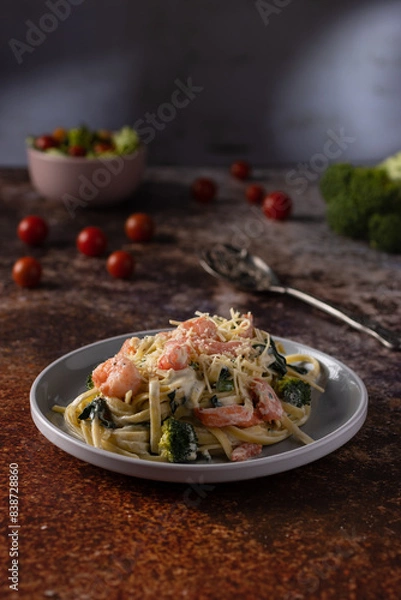 Obraz spaghetti with shrimp and fresh vegetables