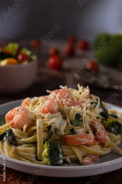 Obraz spaghetti with shrimp and fresh vegetables