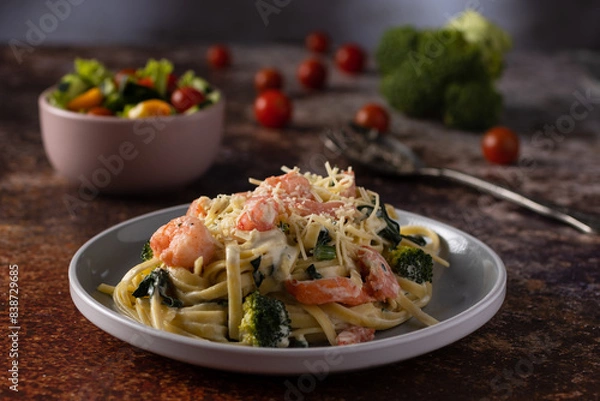 Obraz spaghetti with shrimp and fresh vegetables