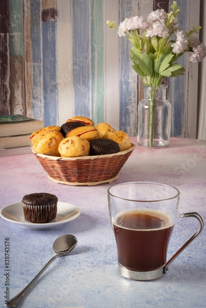 Obraz muffins with coffee and some flowers