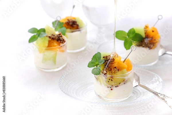 Fototapeta キヌアとフルーツをトッピングしたヨーグルト