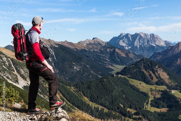 Obraz Wanderer in Bergkulisse