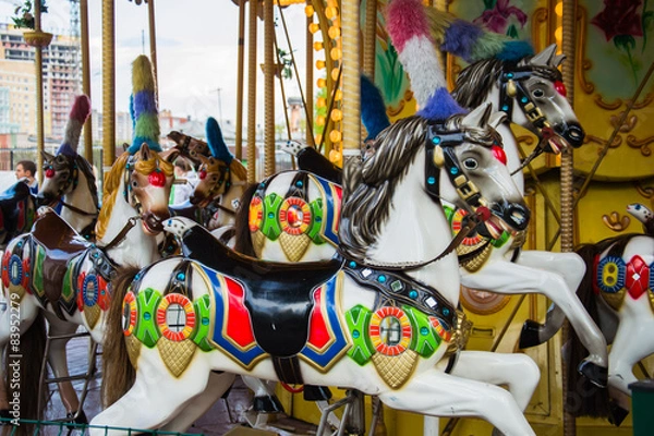 Fototapeta карусель с цветными лошадями в парке культуры и отдыха