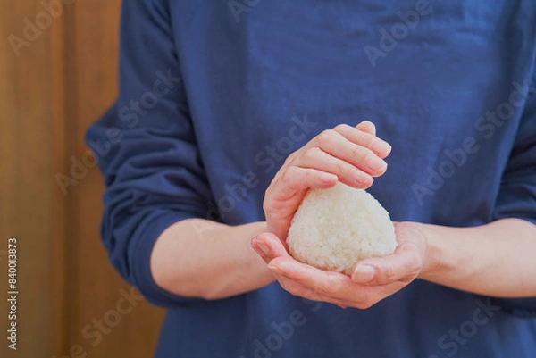 Obraz おにぎりを握る女性の手元