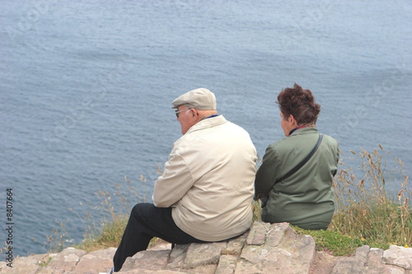 Fototapeta old couple watching the sea