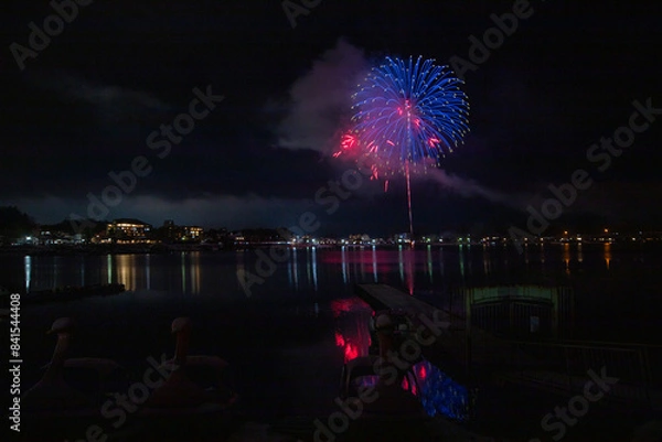 Fototapeta 河口湖畔を彩る花火大会のある風景