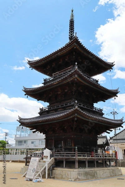 Fototapeta 寺の境内に建つ三重塔