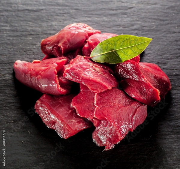 Fototapeta Stek z jelenia pokrojony w kostkę na gulasz z dziczyzny