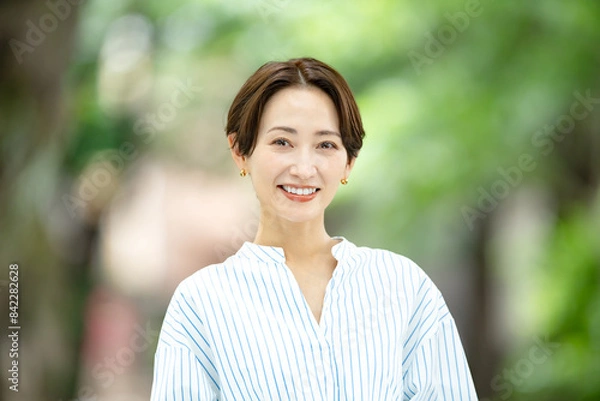 Obraz タイトル 新緑の中にいる女性　ビューティー