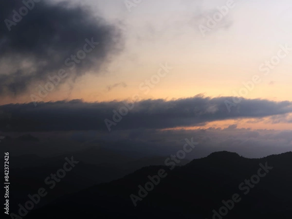 Obraz 朝日が昇る山と雲