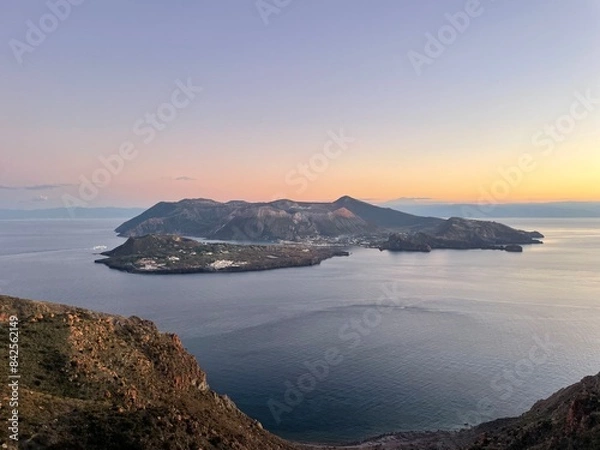 Fototapeta Tramonto da sogno sull'Isola di Vulcano, Sorvolando le Eolie