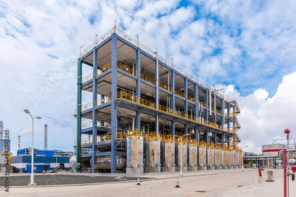 Obraz Fractionating tower in petrochemical plant