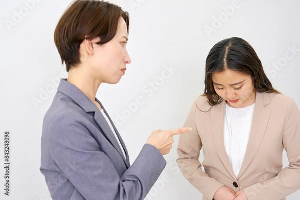 Fototapeta パワハラ　部下を叱る上司　白背景